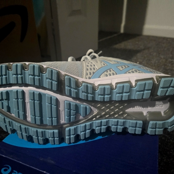 Brand new/ Never worn. Asics running shoes - Picture 2 of 7